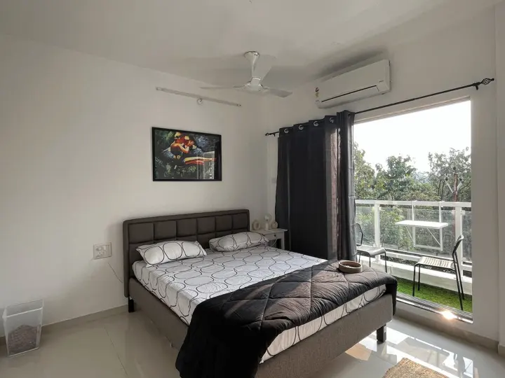 Bedroom opening onto the balcony